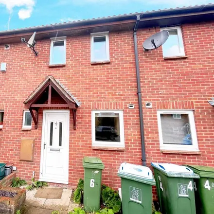 Rent this 2 bed townhouse on Meadow Close in Aylesbury, HP20 1XH