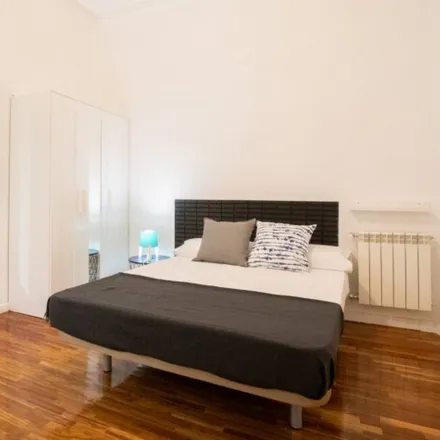 Rent this 11 bed room on Calle de Fuencarral in 36, 28004 Madrid