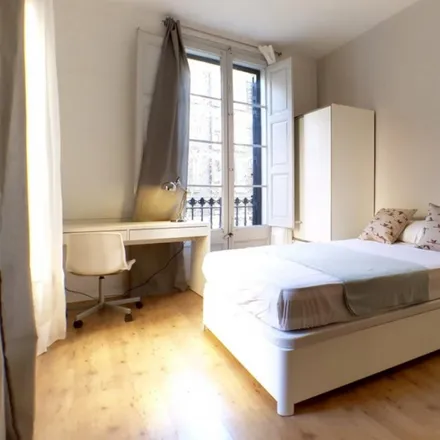 Rent this 6 bed room on La Pepita in Carrer de Còrsega, 343