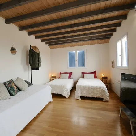 Rent this 5 bed house on 84570 Villes-sur-Auzon