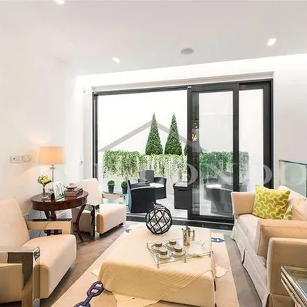 Rent this 5 bed apartment on Knightsbridge in London, SW1X 7LA