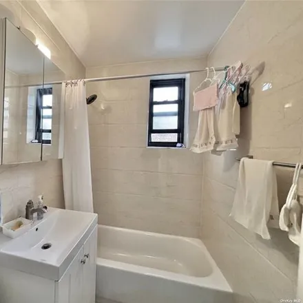 Image 4 - 29-14 139th Street, New York, NY 11354, USA - Apartment for sale