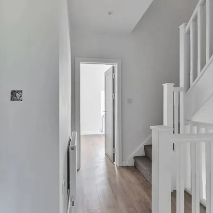 Rent this 4 bed apartment on Chingford Avenue in London, E4 6RG