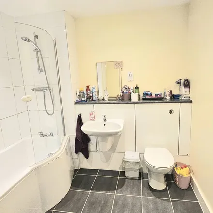 Rent this 2 bed apartment on Parrs Wood Road in Manchester, M20 5NN