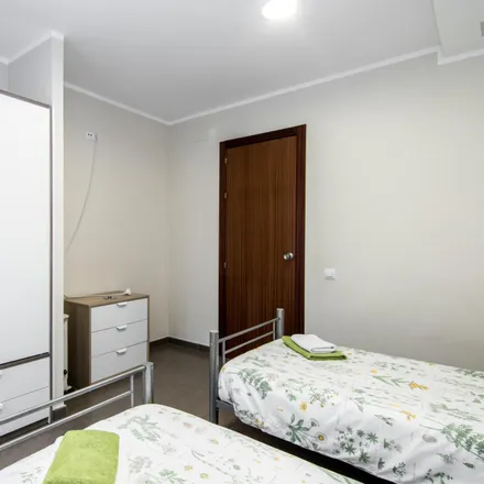 Rent this 3 bed room on Carrer de l'Hospital in 8, 08001 Barcelona