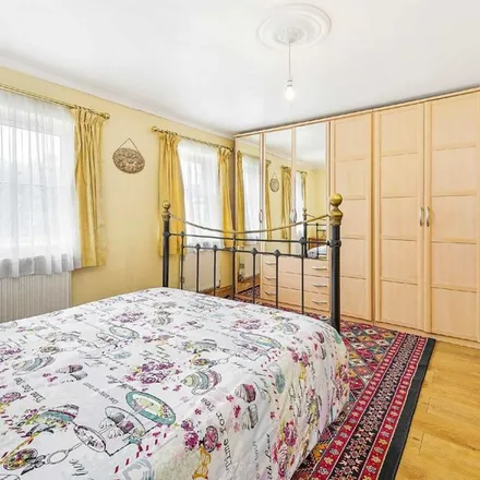 Rent this 5 bed apartment on Worthington Road in London, KT6 7RX