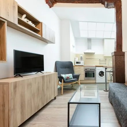 Rent this 2 bed apartment on Madrid in Antigua Casa Crespo, Calle del Divino Pastor