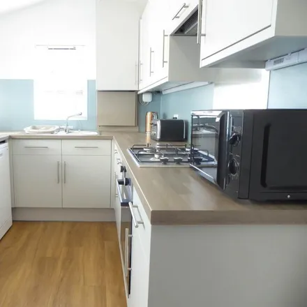 Rent this 4 bed house on Knowle Avenue in Almondbury, HD5 8BQ