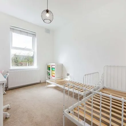 Rent this 3 bed apartment on Falkland Avenue in London, N3 1QP