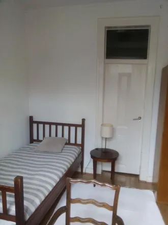 Rent this 2 bed room on Farmácia Pinheiro in Rua de Campo de Ourique 131, 1350-102 Lisbon