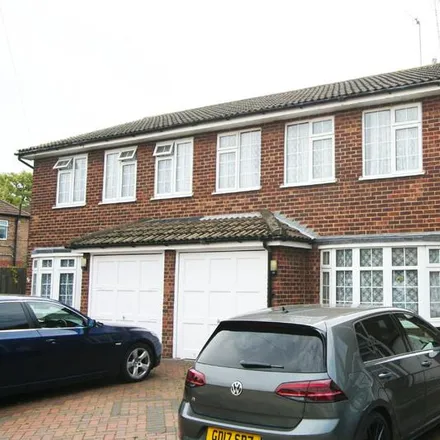 Rent this 3 bed duplex on Fairview Drive in Southend-on-Sea, SS0 0NY