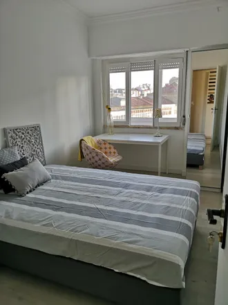 Rent this 4 bed room on Meu Super Elias Garcia in Estrada da Falagueira, 2700-363 Amadora
