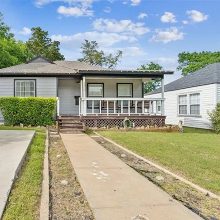 Buy this 2 bed house on 2815 West 8th Street in Dallas, TX 75211