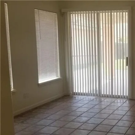 Image 3 - 214 East Yucca Avenue, McAllen, TX 78504, USA - House for sale