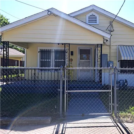 Rent this 3 bed townhouse on 976 Linn Street in Waco, TX 76704