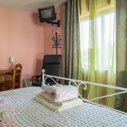 Rent this 4 bed room on Escola Básica e Secundária do Cerco in Rua do Doutor José António Marques, 4300-357 Porto