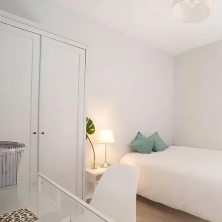 Rent this 4 bed room on Madrid in Paseo de la Dirección, 29