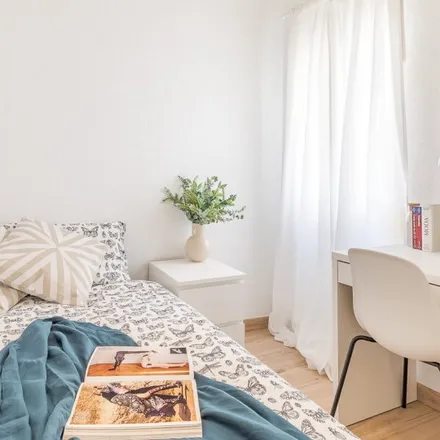Rent this 4 bed room on Madrid in Calle de Dolores, 2
