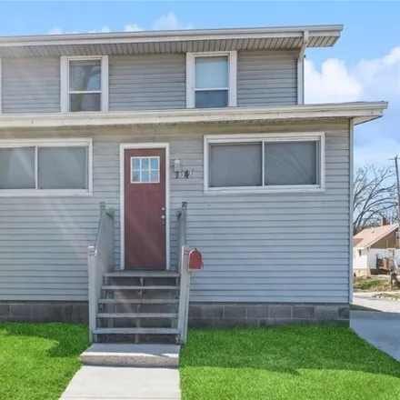 Buy this 5 bed house on 1382 East Jefferson Avenue in Des Moines, IA 50316
