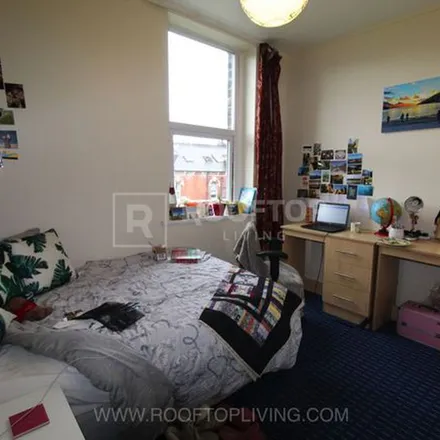 Image 6 - RS Murray and Son, Cross Cliff Road, Leeds, LS6 2DR, United Kingdom - Townhouse for rent