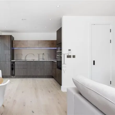 Image 2 - 7 Exchange Gardens, London, SW8 1BG, United Kingdom - Apartment for rent