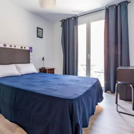 Rent this 3 bed room on Avinguda de la Malva-rosa in 97, 46011 Valencia