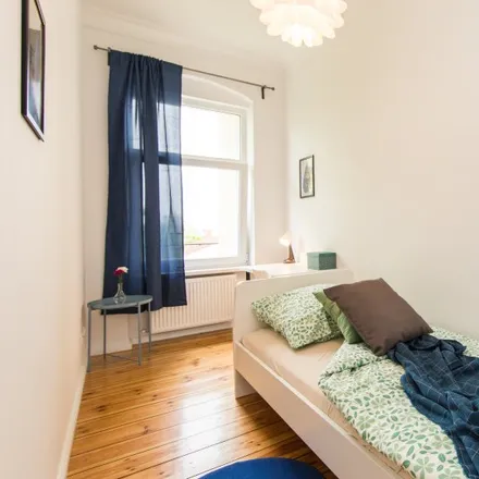 Rent this 5 bed room on Mona Mia in Buschkrugallee 32, 12359 Berlin