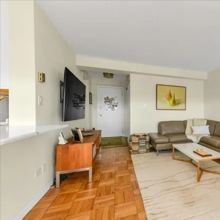 Image 3 - 14-30 Water's Edge Drive, New York, NY 11360, USA - Apartment for sale