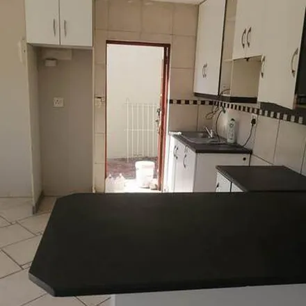 Image 3 - Voortrekker Road, Maitland, Cape Town, 7405, South Africa - Apartment for rent