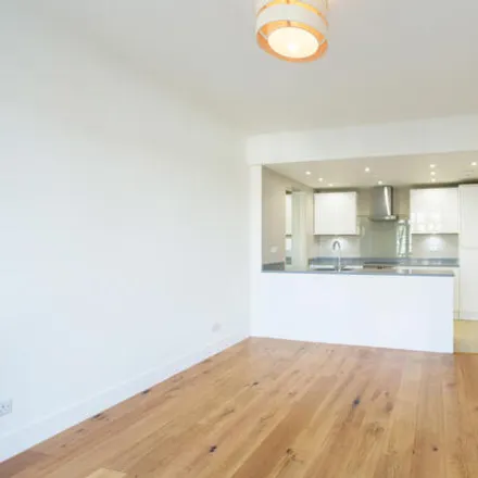 Rent this 2 bed room on Grove End Gardens in 33 Grove End Road, London