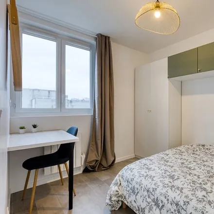 Rent this 2 bed apartment on 93000 Bobigny