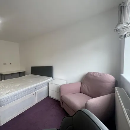 Image 2 - Cheyneys Avenue, London, HA8 6RZ, United Kingdom - Room for rent