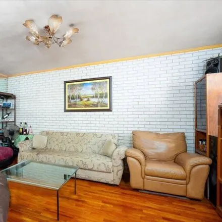 Image 3 - 74-18 Caldwell Avenue, New York, NY 11379, USA - House for sale