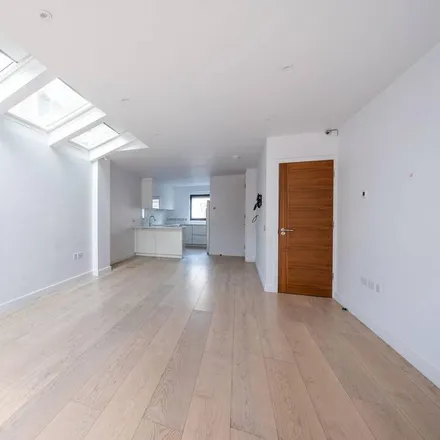 Rent this 4 bed townhouse on William Road in London, SW19 3PL