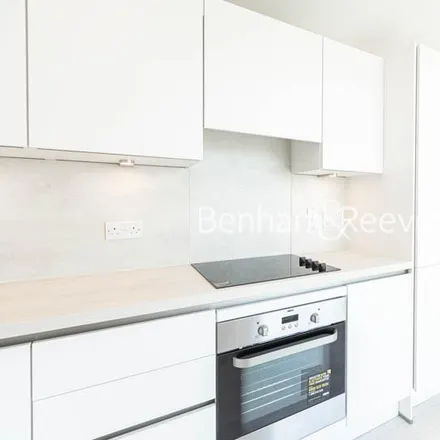 Image 7 - Western Avenue, London, W3 7AY, United Kingdom - Apartment for rent