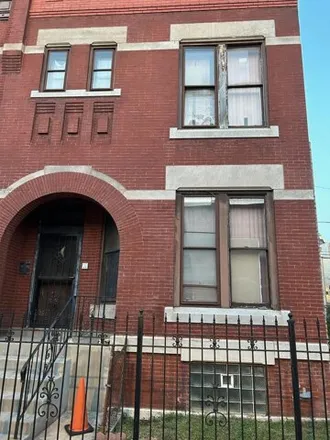 Buy this studio house on 3633 South Calumet Avenue in Chicago, IL 60653