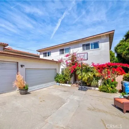 Buy this 7 bed house on 1921 Belmont Lane in Redondo Beach, CA 90278