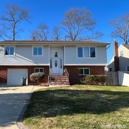 Rent this 5 bed house on 787 Elmwood Road in West Babylon, NY 11704