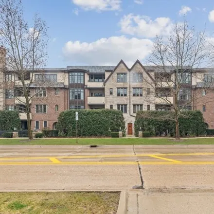 Buy this 3 bed condo on 1600 Green Bay Road in Highland Park, IL 60035