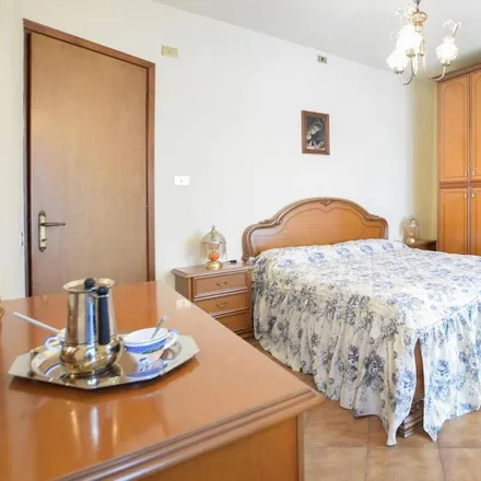 Rent this 2 bed townhouse on Stazione di Viareggio in Piazzale Dante Alighieri, 55049 Viareggio LU