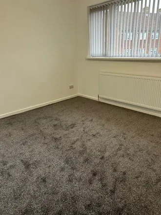 Image 7 - Tinshill Mount, Leeds, LS16 7BA, United Kingdom - Townhouse for rent