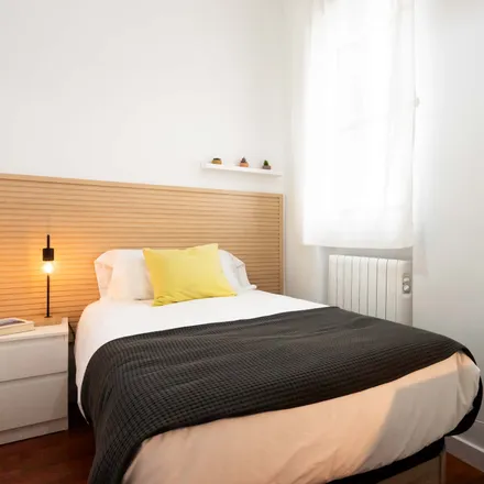 Rent this 1 bed room on Calle de Fernández de los Ríos in 25, 28015 Madrid