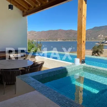 Buy this 6 bed house on Carretera a la Peña in La Capilla, 51200 Valle de Bravo