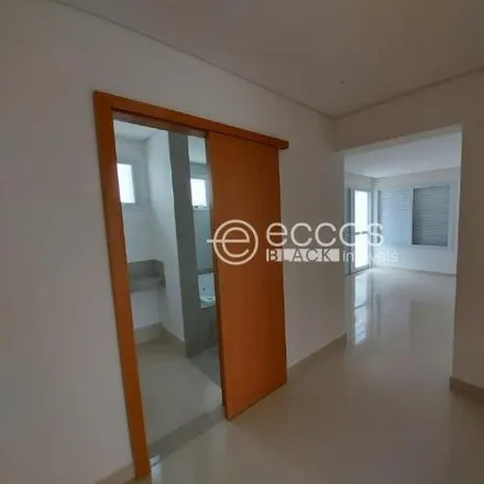 Buy this 5 bed apartment on Avenida Alexandre Ribeiro Guimarães in Saraiva, Uberlândia - MG