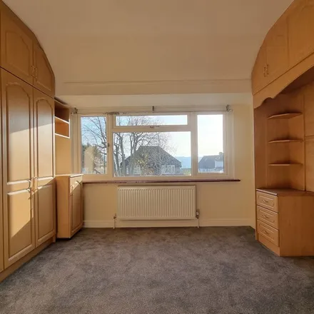 Rent this 5 bed apartment on Mount Park Avenue in London, CR2 6DJ