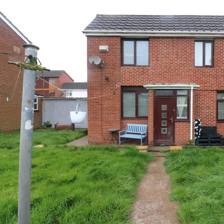 Rent this 3 bed duplex on Cleeve Drive in Hull, HU7 4HR