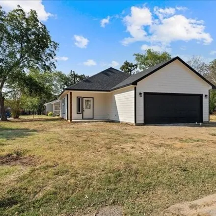 Image 2 - 507 Olive Street, Cleburne, TX 76031, USA - House for sale