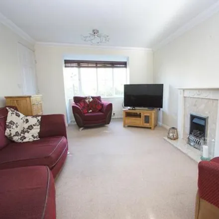 Image 3 - Saunders Close, Lee-on-the-Solent, PO13 8LX, United Kingdom - House for sale