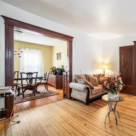 Image 6 - 56 Woodbury Street, Woodside, City of New Rochelle, NY 10805, USA - House for sale