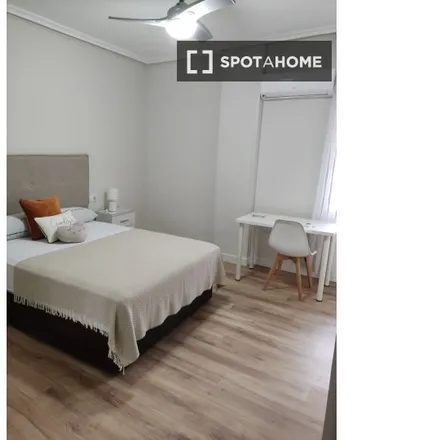 Rent this 5 bed room on Centro de peritaciones Ceprinsa in Calle la Luna, 23008 Jaén